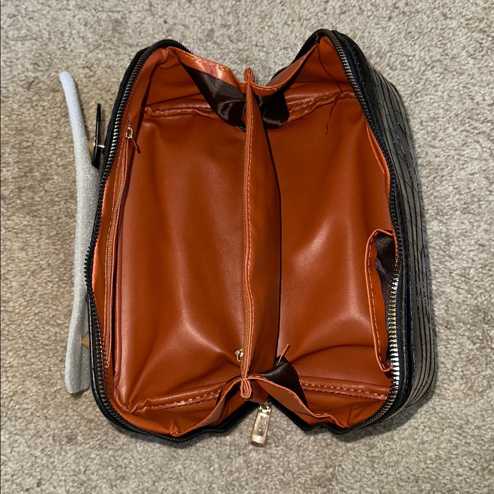 PRIVATA Alligator Toiletry Bag - Picture 3 of 5